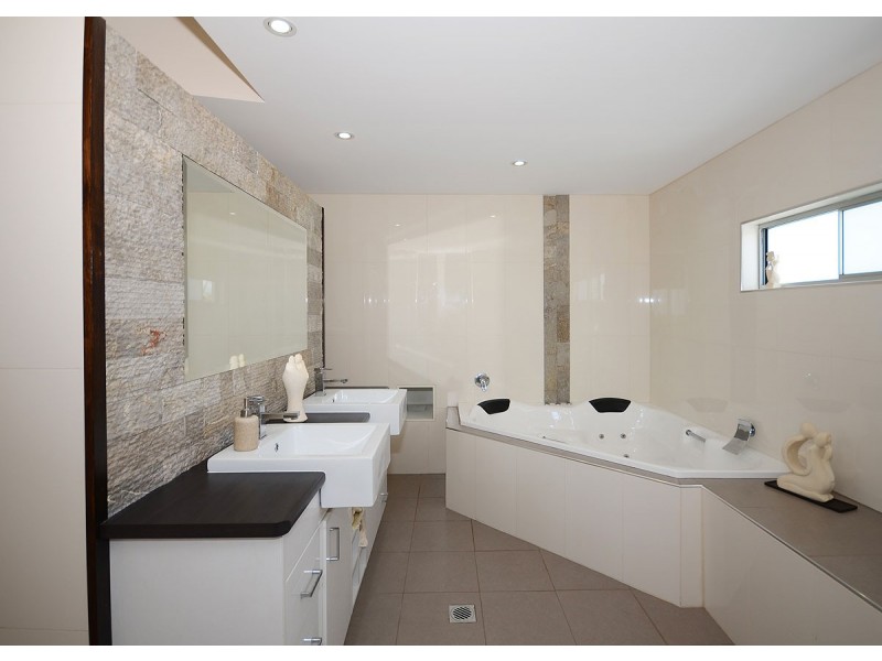 4 Johnston Blvd, Urraween QLD 4655