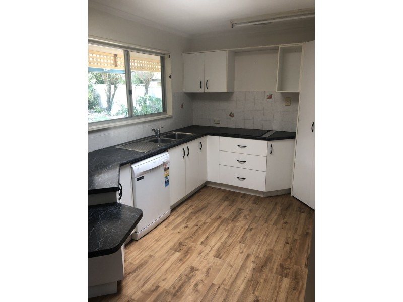 37 Limpus Street, Urangan QLD 4655