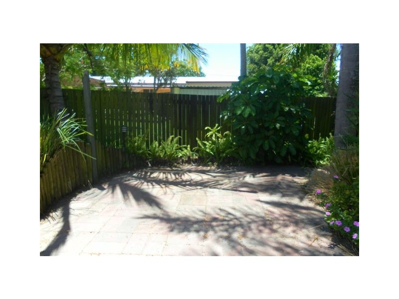 8 Crescent Street, Urangan QLD 4655