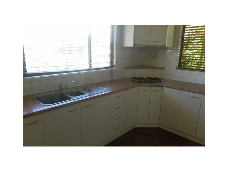 8 Crescent Street, Urangan QLD 4655