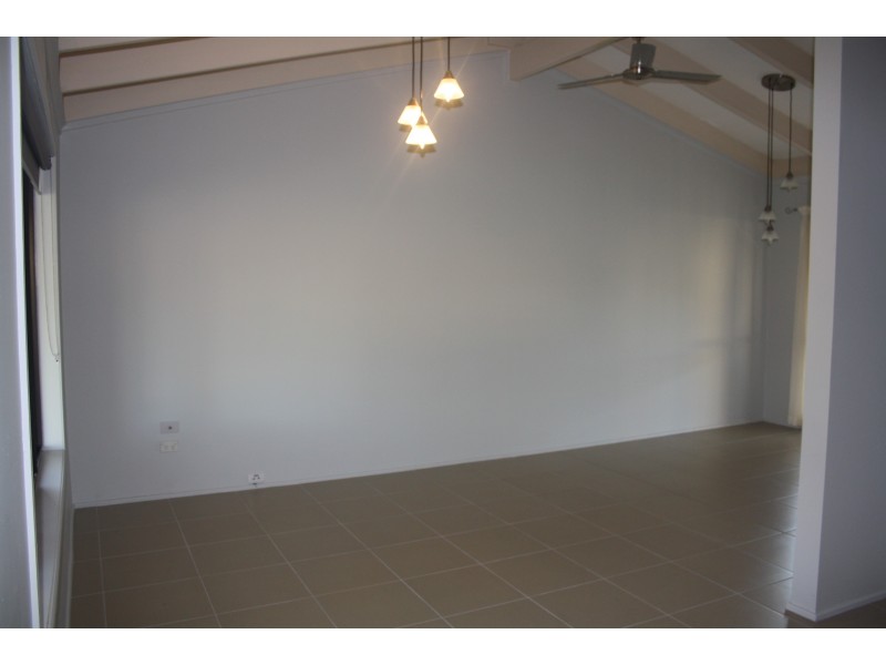 109 Hammond Street, Urangan QLD 4655