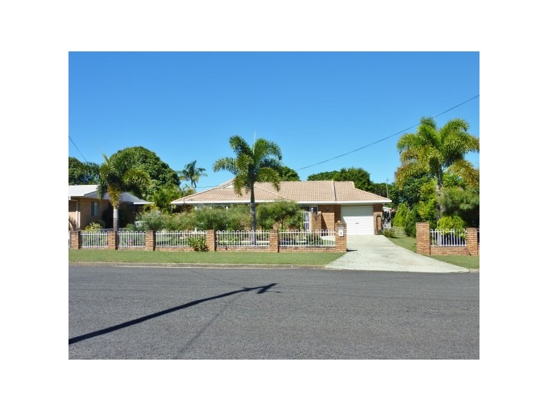 8 Smith Street, Urangan QLD 4655