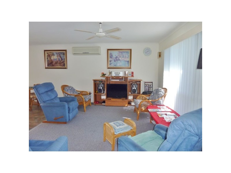 8 Smith Street, Urangan QLD 4655