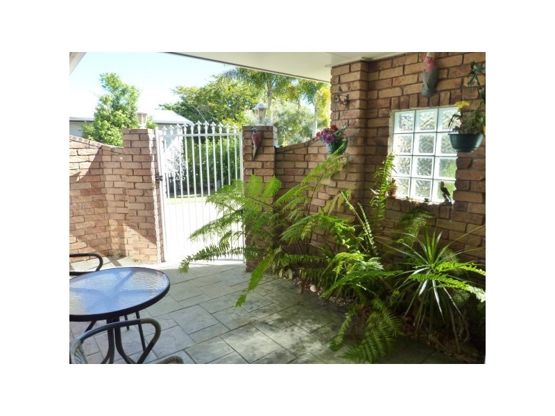 8 Smith Street, Urangan QLD 4655