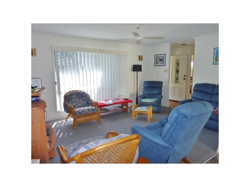 8 Smith Street, Urangan QLD 4655