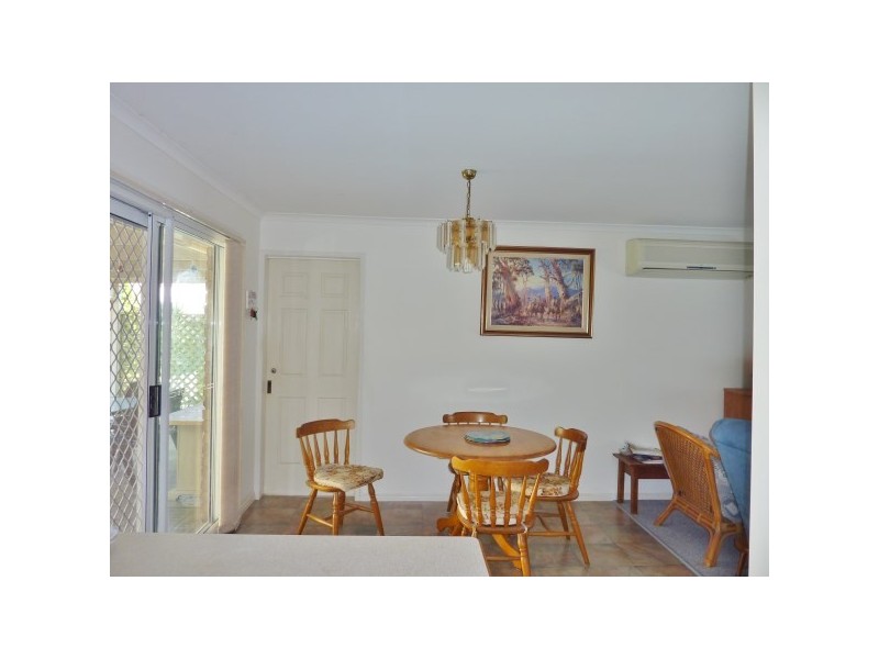 8 Smith Street, Urangan QLD 4655