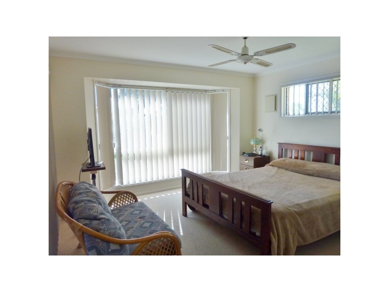 8 Smith Street, Urangan QLD 4655