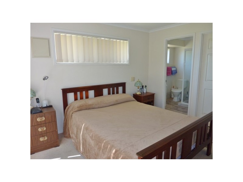 8 Smith Street, Urangan QLD 4655