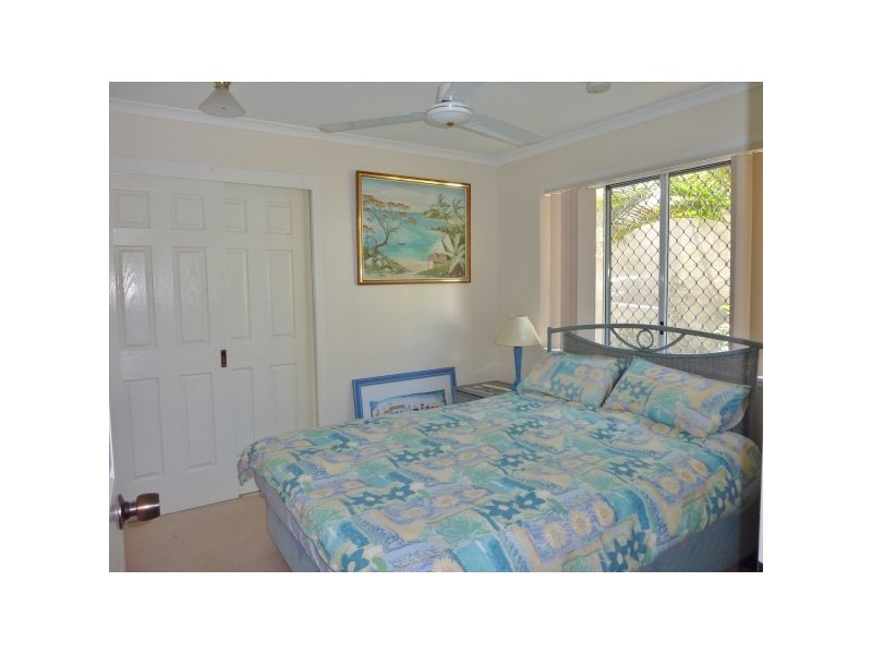 8 Smith Street, Urangan QLD 4655
