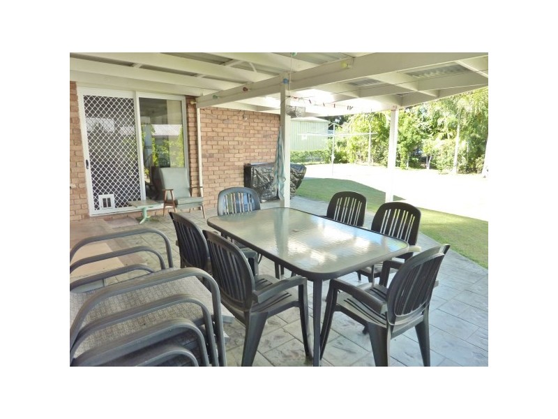 8 Smith Street, Urangan QLD 4655