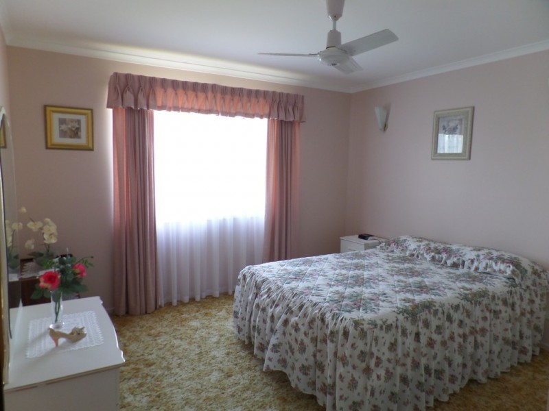 95 Limpus Street, Urangan QLD 4655