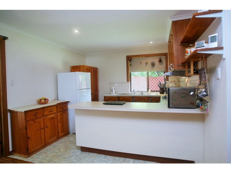 8 Maureen Court, Point Vernon QLD 4655