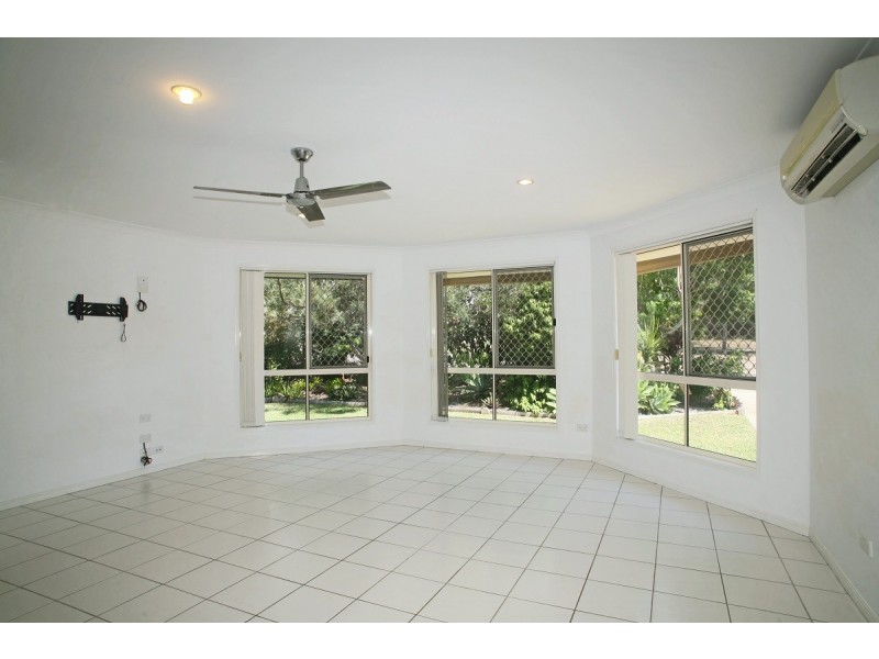 2 Whipbird Court, Urangan QLD 4655