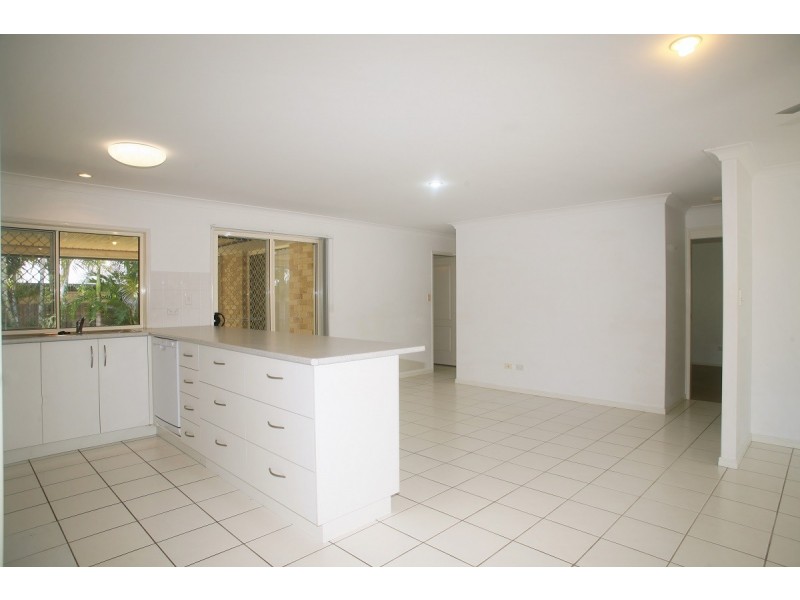 2 Whipbird Court, Urangan QLD 4655