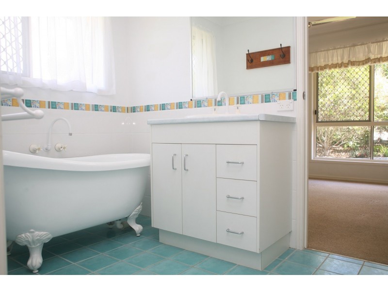 2 Whipbird Court, Urangan QLD 4655