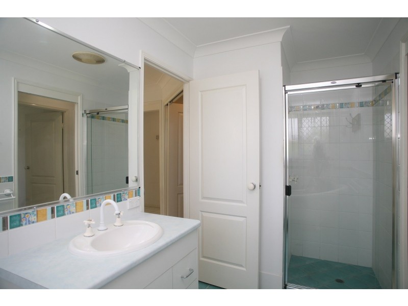 2 Whipbird Court, Urangan QLD 4655