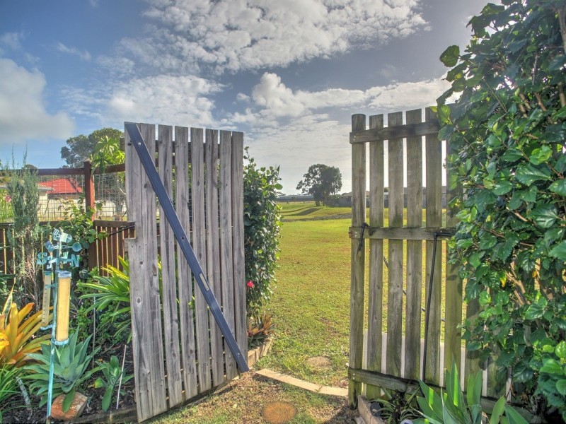 6 Benson Close, Urraween QLD 4655