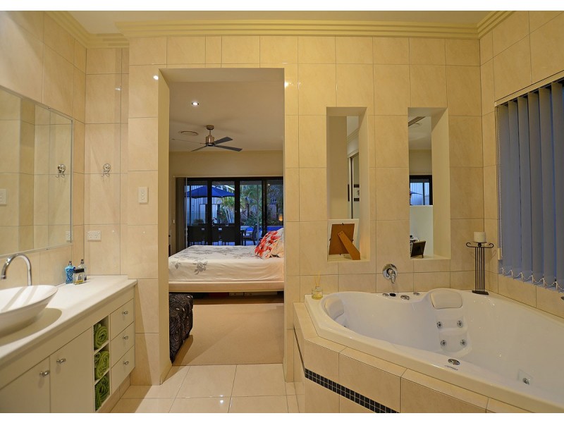 2 Collare Court, Urangan QLD 4655