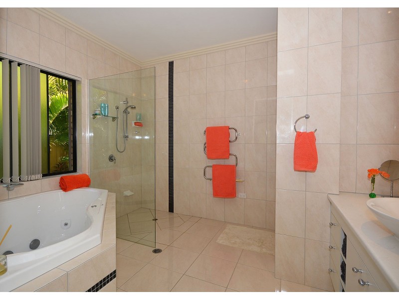 2 Collare Court, Urangan QLD 4655