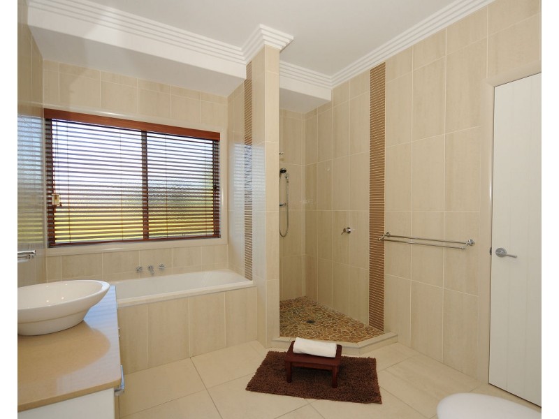 9-11 Gundesen Drive, Urraween QLD 4655