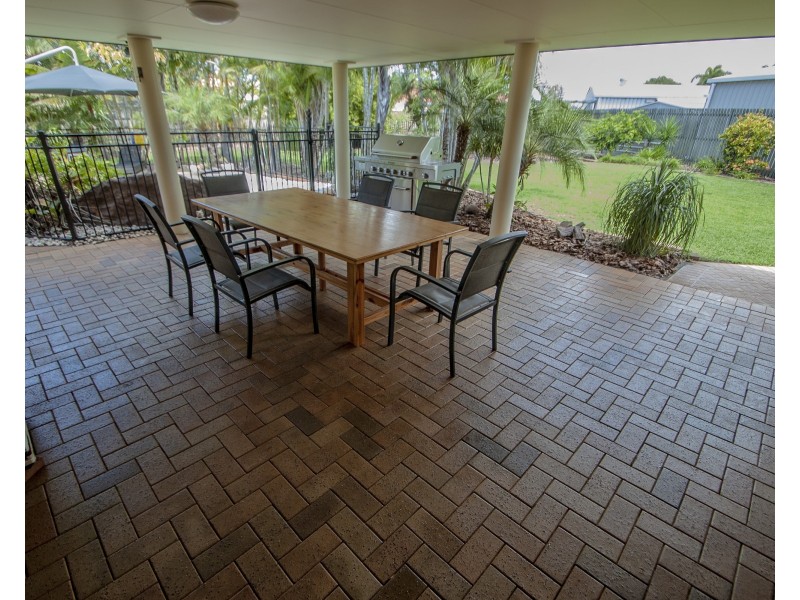 6 Greta Court, Urangan QLD 4655