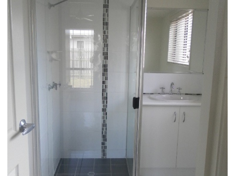 5 Bushlark Avenue, Eli Waters QLD 4655