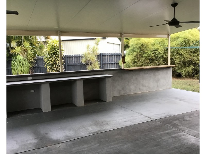 15 Mainsail Crt, Point Vernon QLD 4655