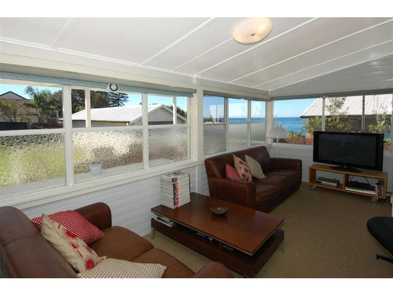 4 Woodland Avenue, Thirroul NSW 2515