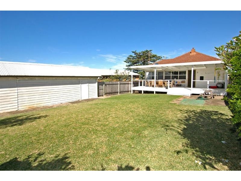 4 Woodland Avenue, Thirroul NSW 2515