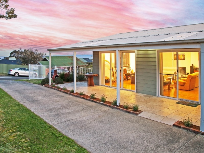 2 SOUDAN STREET, Thirroul NSW 2515