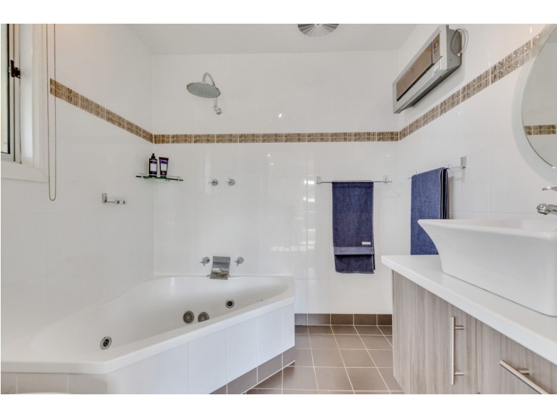 1 Wedge Street, Fairview Park SA 5126