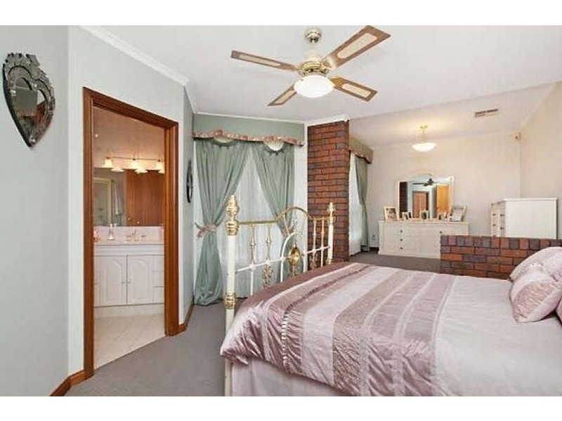 36 Kara Crescent, Gulfview Heights SA 5096