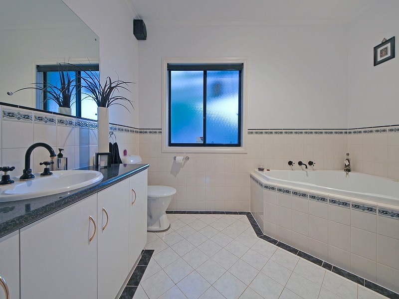 11 Chapel Hill Road, Greenwith SA 5125