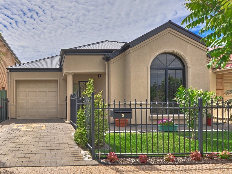 5 Maquarie Street, Mawson Lakes SA 5095