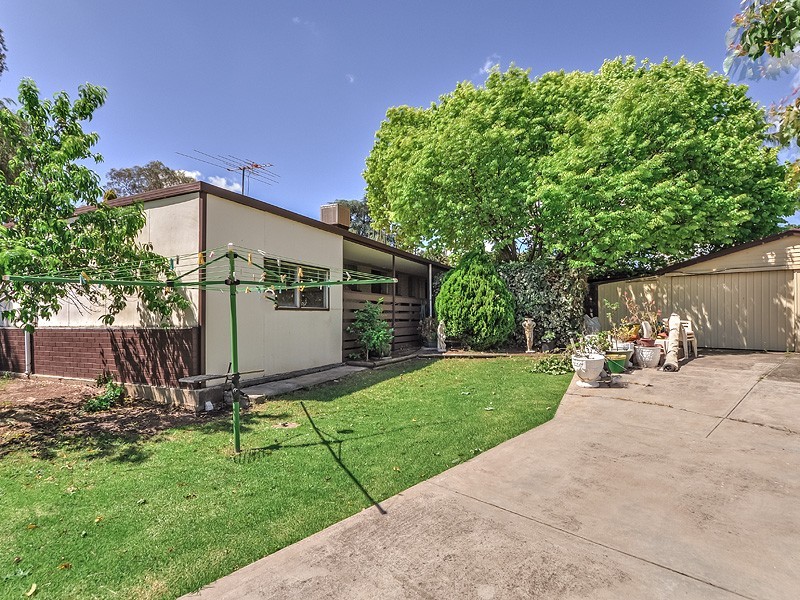 15 Lorraine Avenue, Para Vista SA 5093