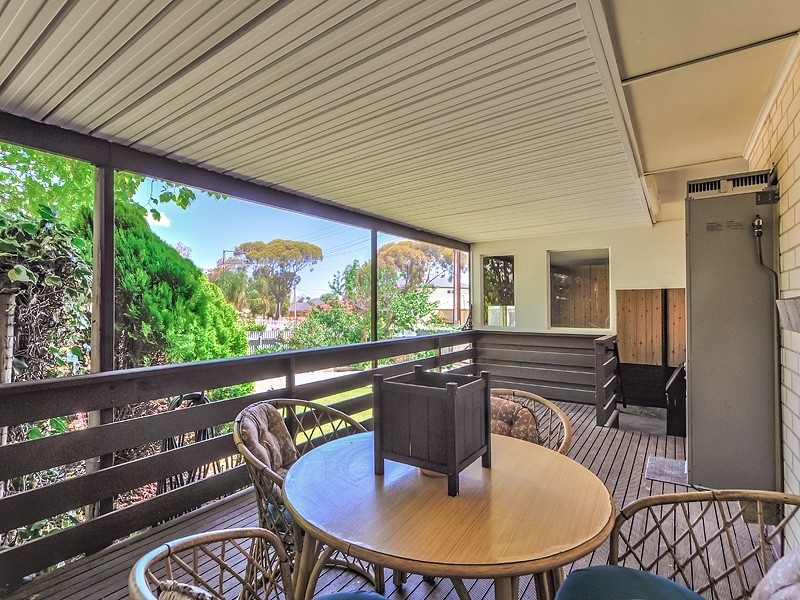 15 Lorraine Avenue, Para Vista SA 5093