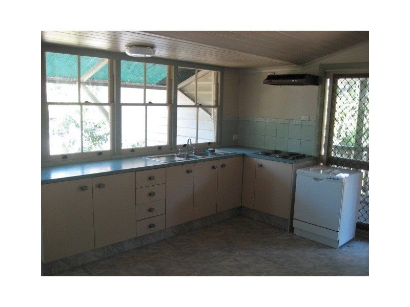 8 Law Street North, Redbank QLD 4301