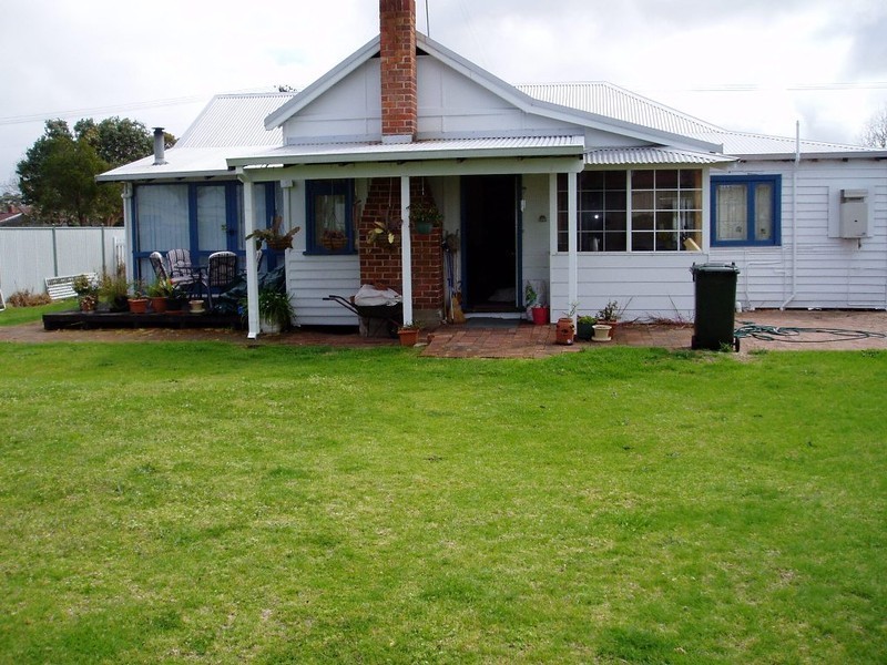 18 Moyes, Manjimup WA 6258