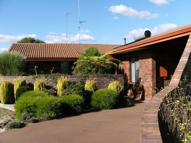 11 Wattle Cres, Manjimup WA 6258