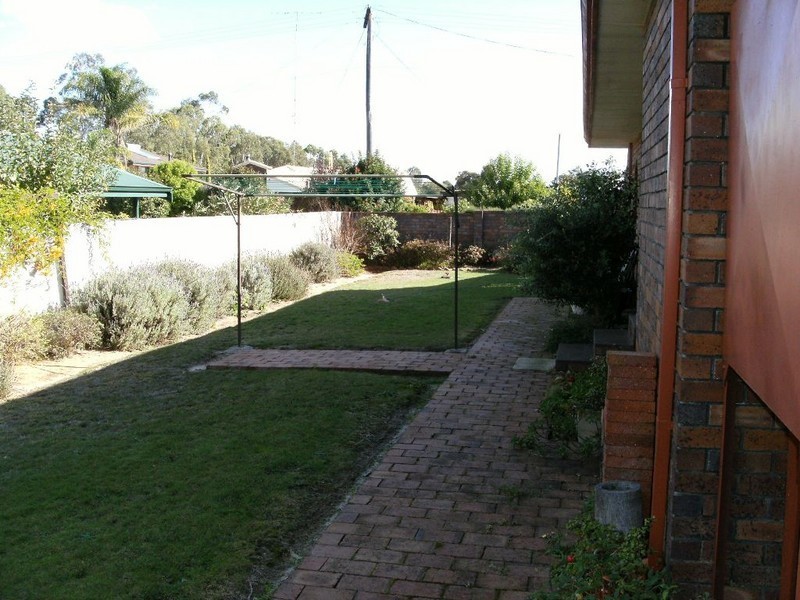 11 Wattle Cres, Manjimup WA 6258