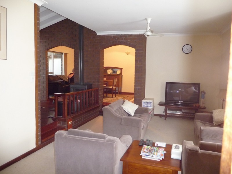 18 Wattle Cres, Manjimup WA 6258