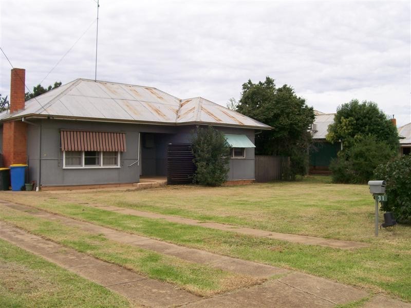 31 Hampden St, Finley NSW 2713