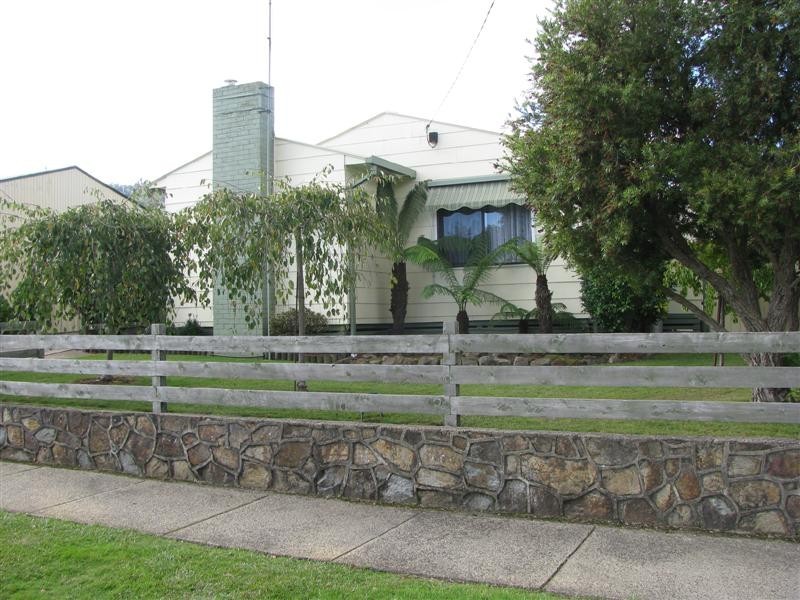 4 Ninth Street, Eildon VIC 3713