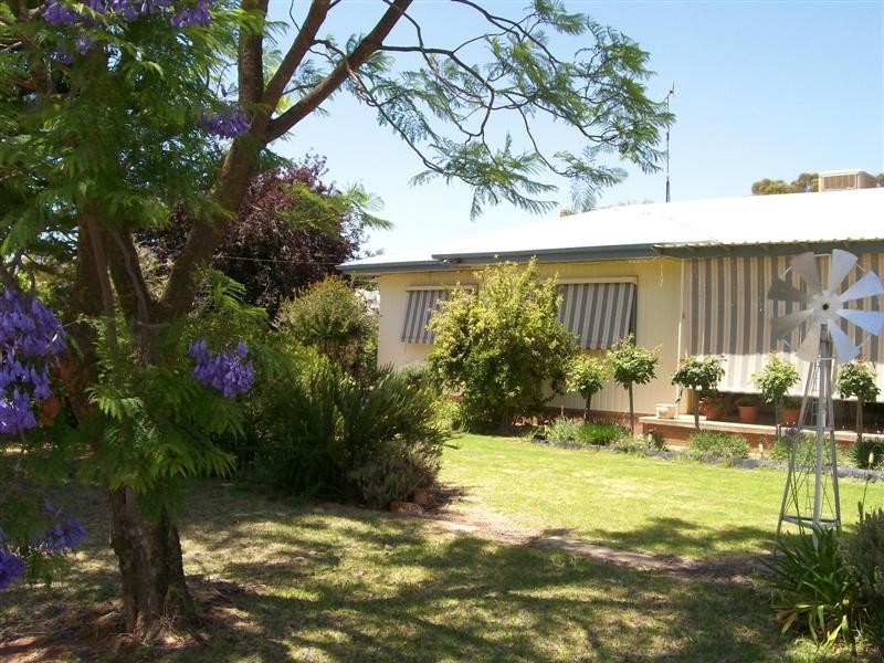 25 Young St, Oaklands NSW 2646