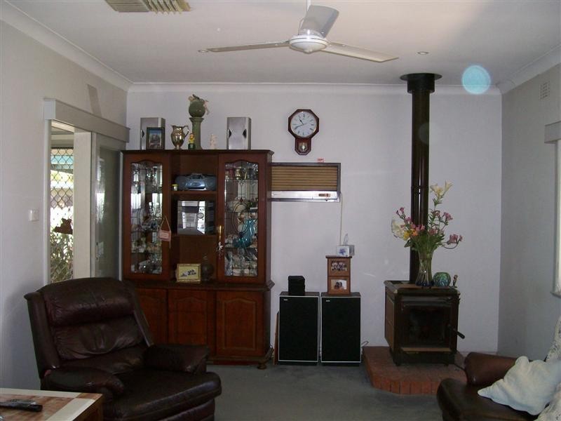 25 Young St, Oaklands NSW 2646