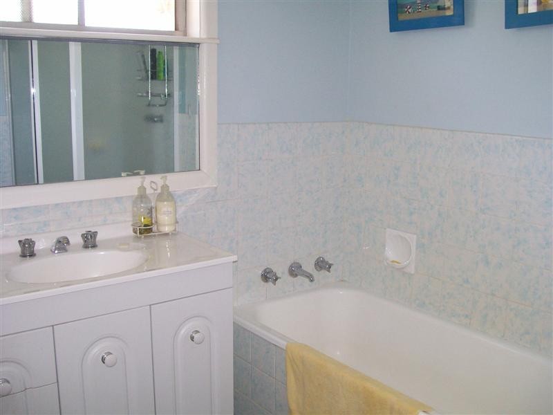 25 Young St, Oaklands NSW 2646