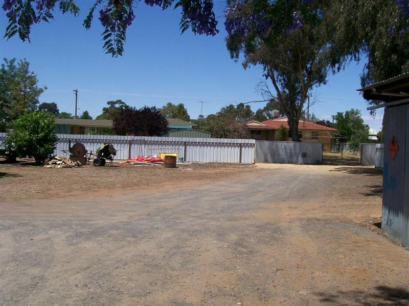 25 Young St, Oaklands NSW 2646