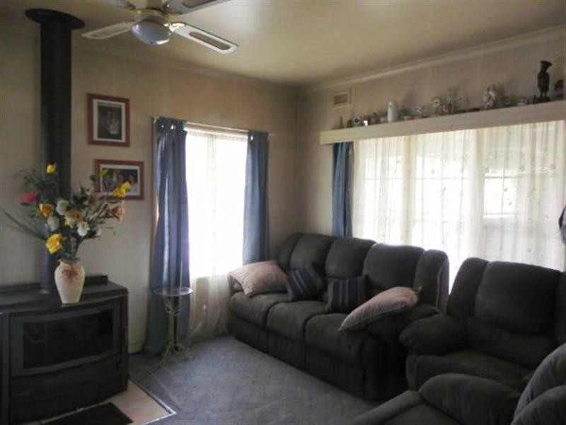 670 Springs Road, Caveat VIC 3660