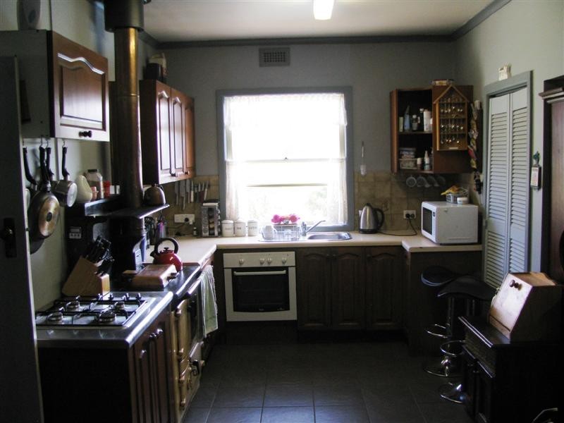 670 Springs Road, Caveat VIC 3660