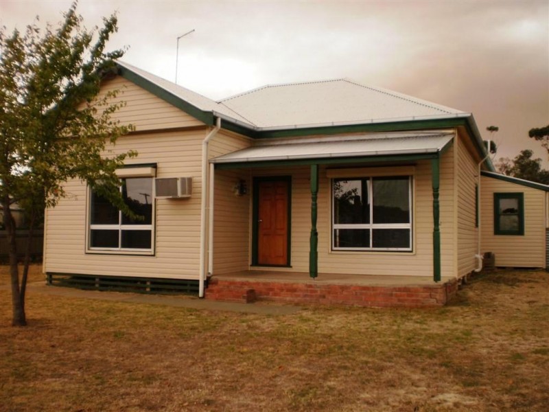16 Clyde Street, St Arnaud VIC 3478